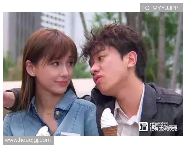 杨颖与足球明星亲密合影展现运动魅力与时尚风采的精彩瞬间